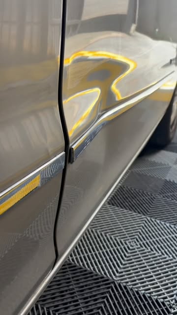 Lateral amassada de um veículo sob iluminação de inspeção