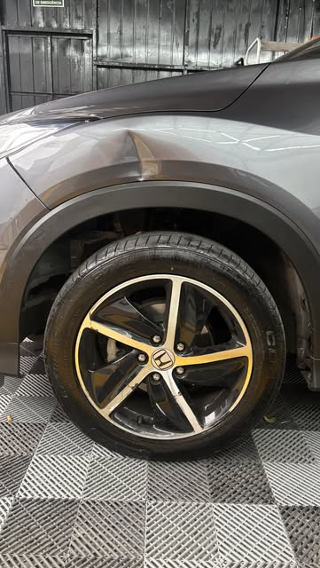 Para-lama de um Honda com deformação acima da roda