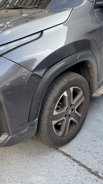 Lateral dianteira com amassado acima da roda