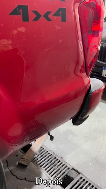 Detalhe da lateral de uma picape vermelha em vídeo de antes e depois