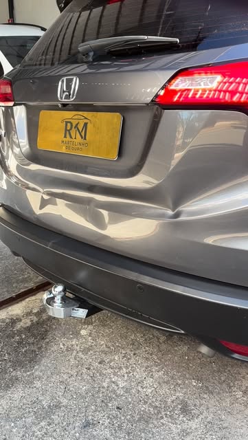 Tampa traseira de um Honda com amassado extenso